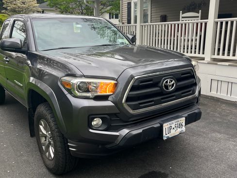 Used 2016 Toyota Tacoma SR5 w/ SR5 Appearance Package (SN) AWD/4WD image 11