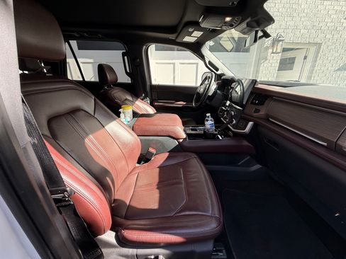 Used 2022 Ford Expedition Limited image 16