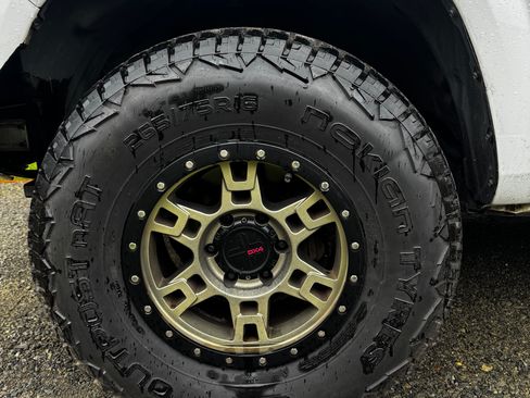 Used 2016 Toyota Tacoma SR w/ Towing Package image 11