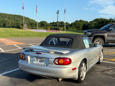 Used 2000 MAZDA MX-5 Miata RWD image 4