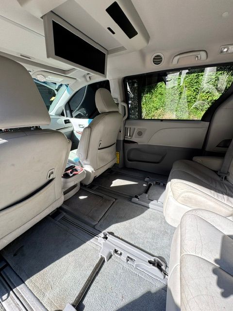 Used 2014 Toyota Sienna XLE w/ XLE Premium Package AWD/4WD image 18