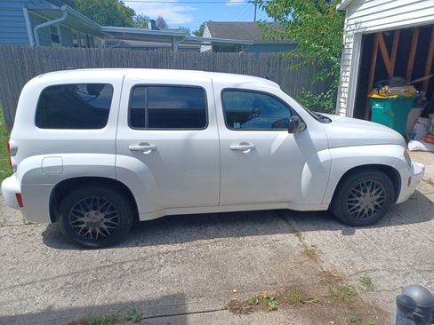 Used 2010 Chevrolet HHR LS image 2