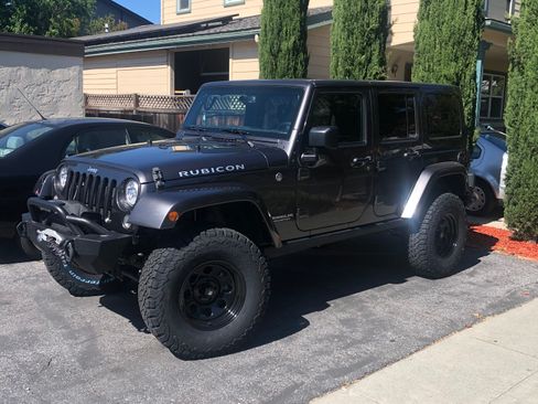 Used 2017 Jeep Wrangler Unlimited Rubicon w/ Connectivity Group AWD/4WD image 5
