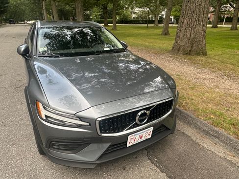 Used 2021 Volvo V60 T5 Cross Country w/ Climate Package image 11