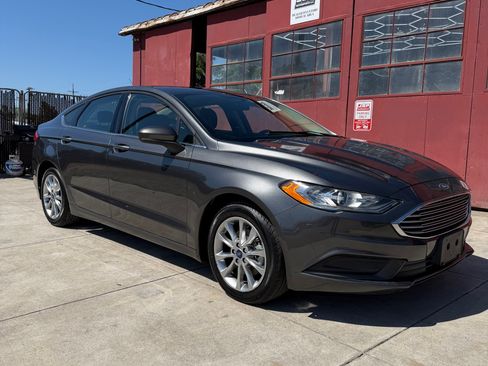 Used 2017 Ford Fusion SE w/ Fusion SE Technology Package FWD image 1