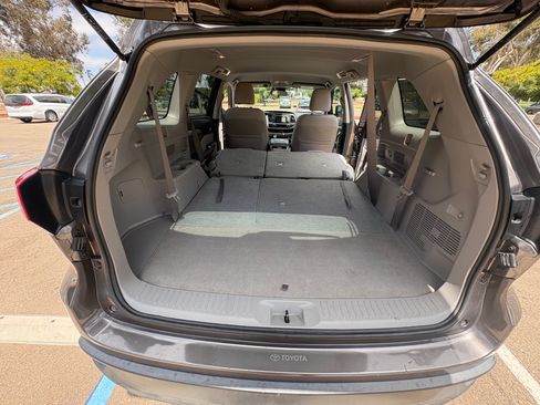 Used 2017 Toyota Highlander LE w/ Carpet Mat Package AWD/4WD image 17