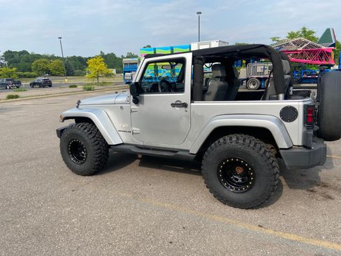 Used 2007 Jeep Wrangler Sahara w/ Dual Top Group image 2