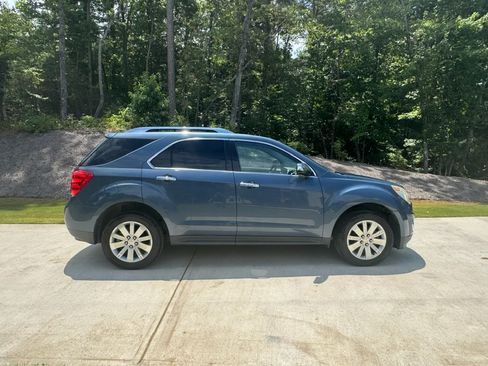 Used 2011 Chevrolet Equinox LT w/ Chrome Appearance Package FWD image 2