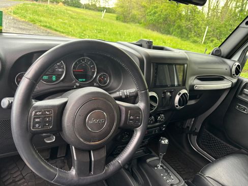Used 2014 Jeep Wrangler Sahara w/ Connectivity Group AWD/4WD image 12