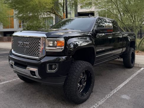 Used 2016 GMC Sierra 2500 Denali w/ Duramax Plus Package AWD/4WD image 9