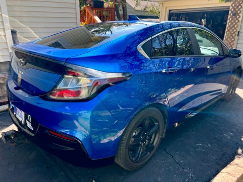 Used 2017 Chevrolet Volt LT w/ Comfort Package image 4