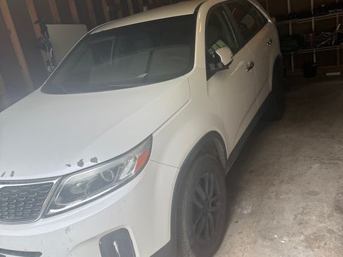 Used 2015 Kia Sorento LX image 2