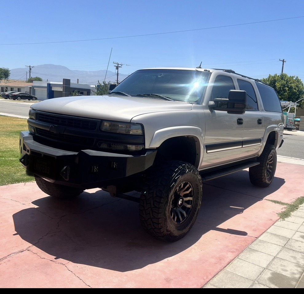 Used 2005 Chevrolet Suburban 2500 LS w/ Suspension Package, Autoride AWD/4WD image 1