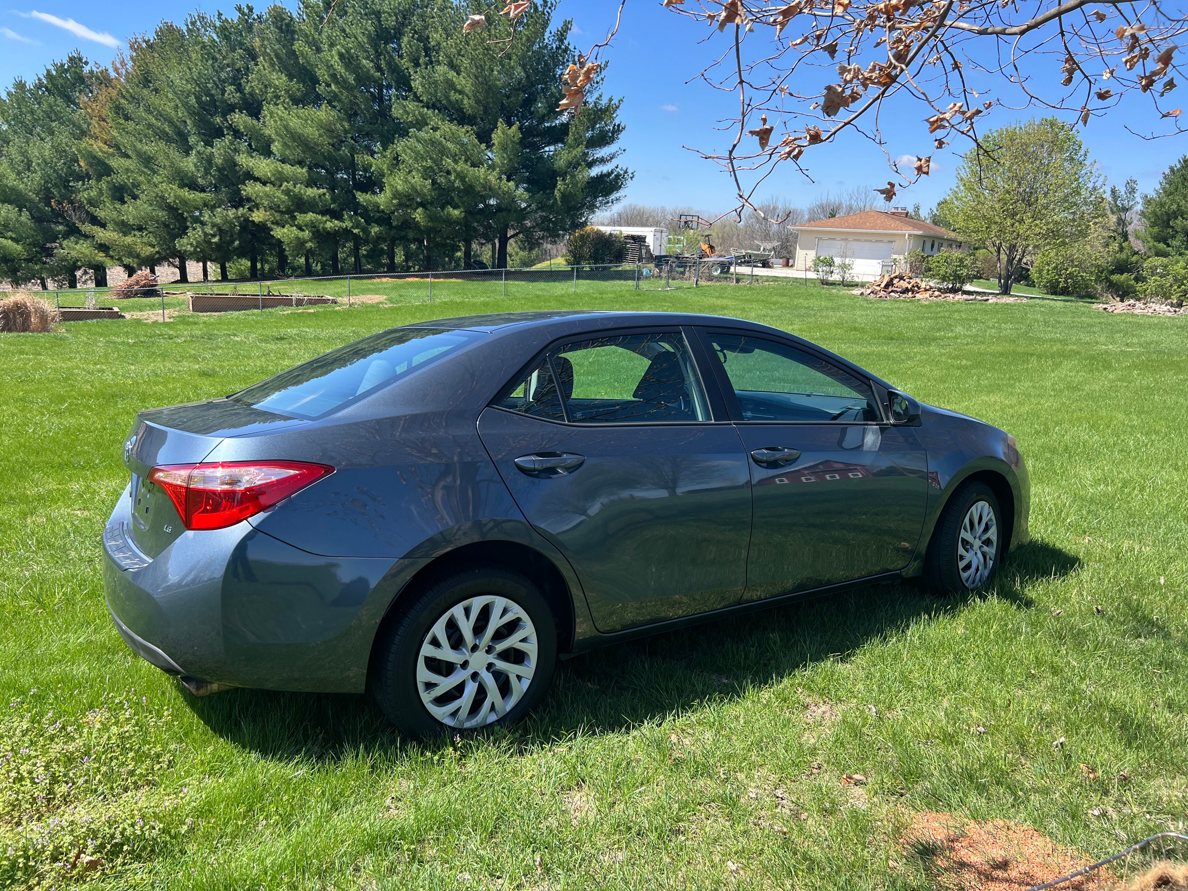 Used 2017 Toyota Corolla LE w/ Carpet Mat Package (TMS) FWD image 6