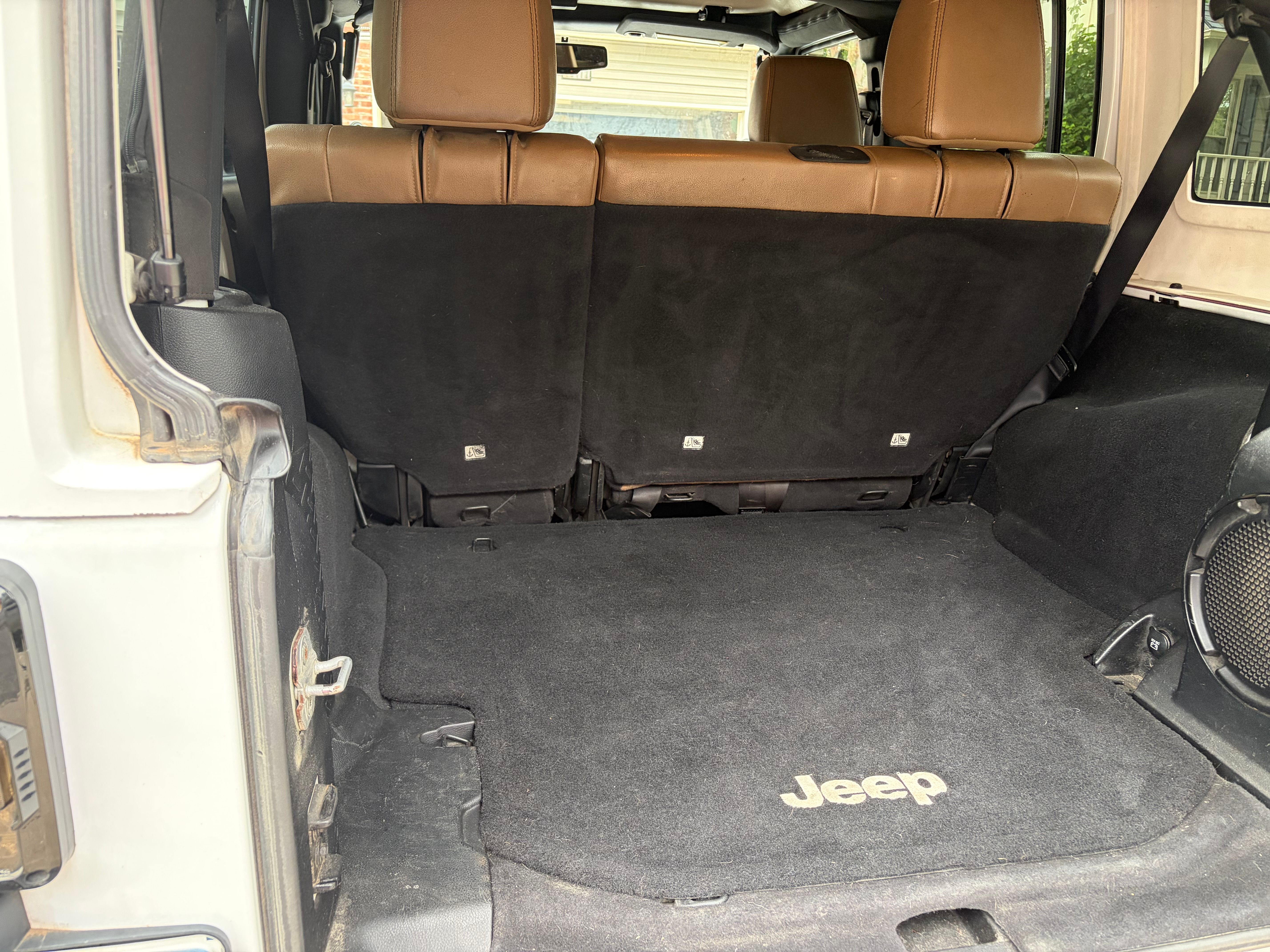 Used 2012 Jeep Wrangler Unlimited Sahara w/ Connectivity Group AWD/4WD image 8