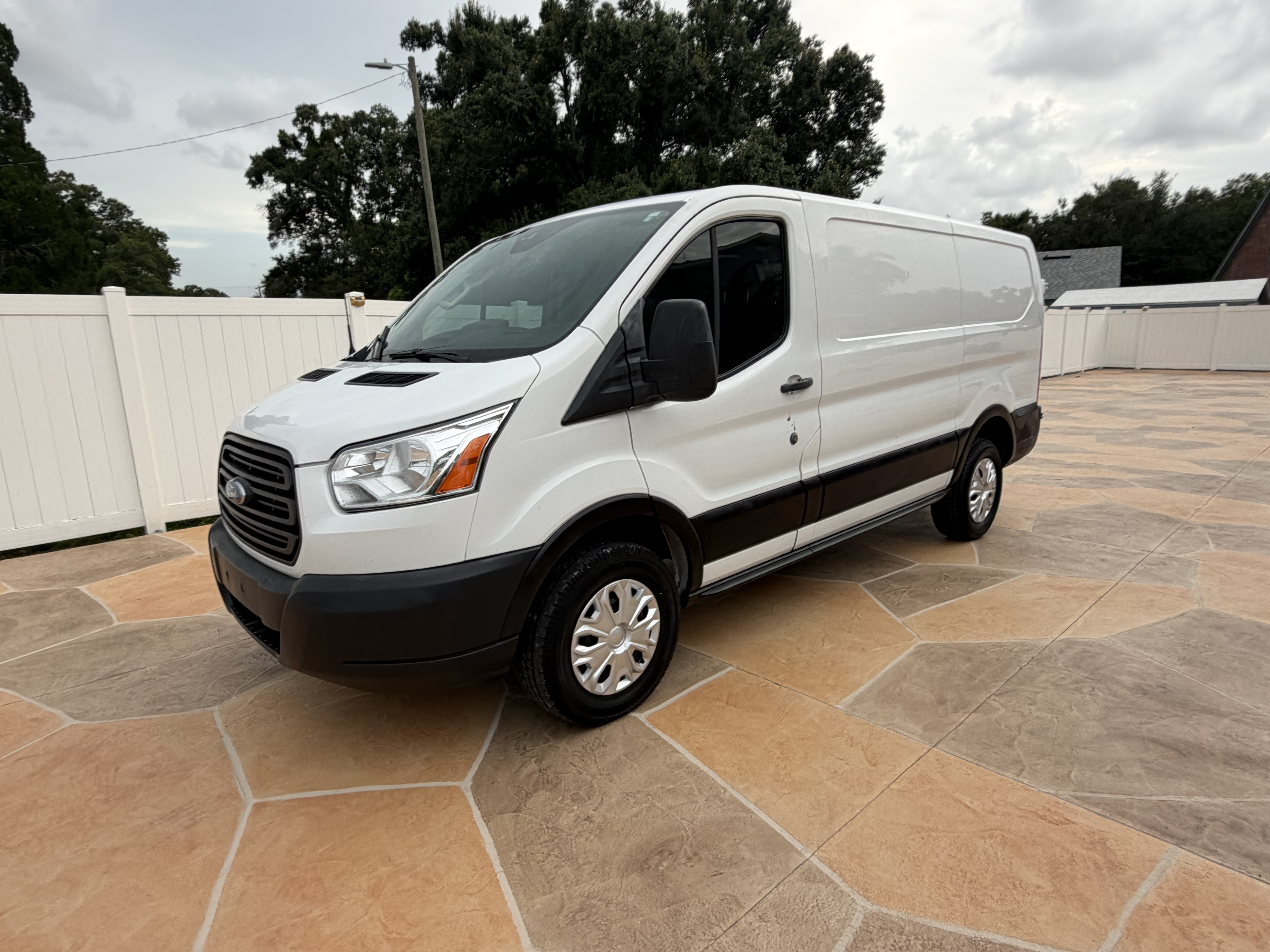 Used 2015 Ford Transit 250 130 Low Roof RWD image 1