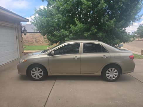 Used 2009 Toyota Corolla FWD image 2