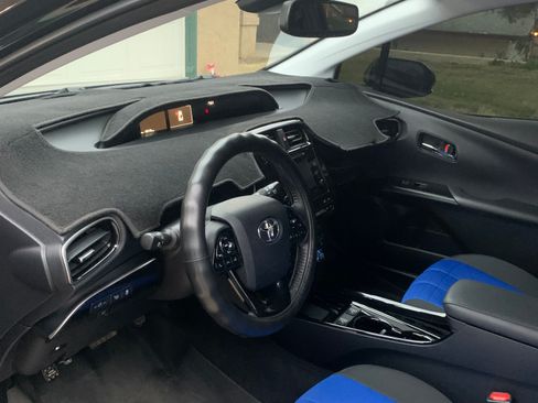 Used 2019 Toyota Prius XLE image 5