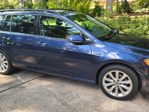 Used 2016 Volkswagen Golf S image 1