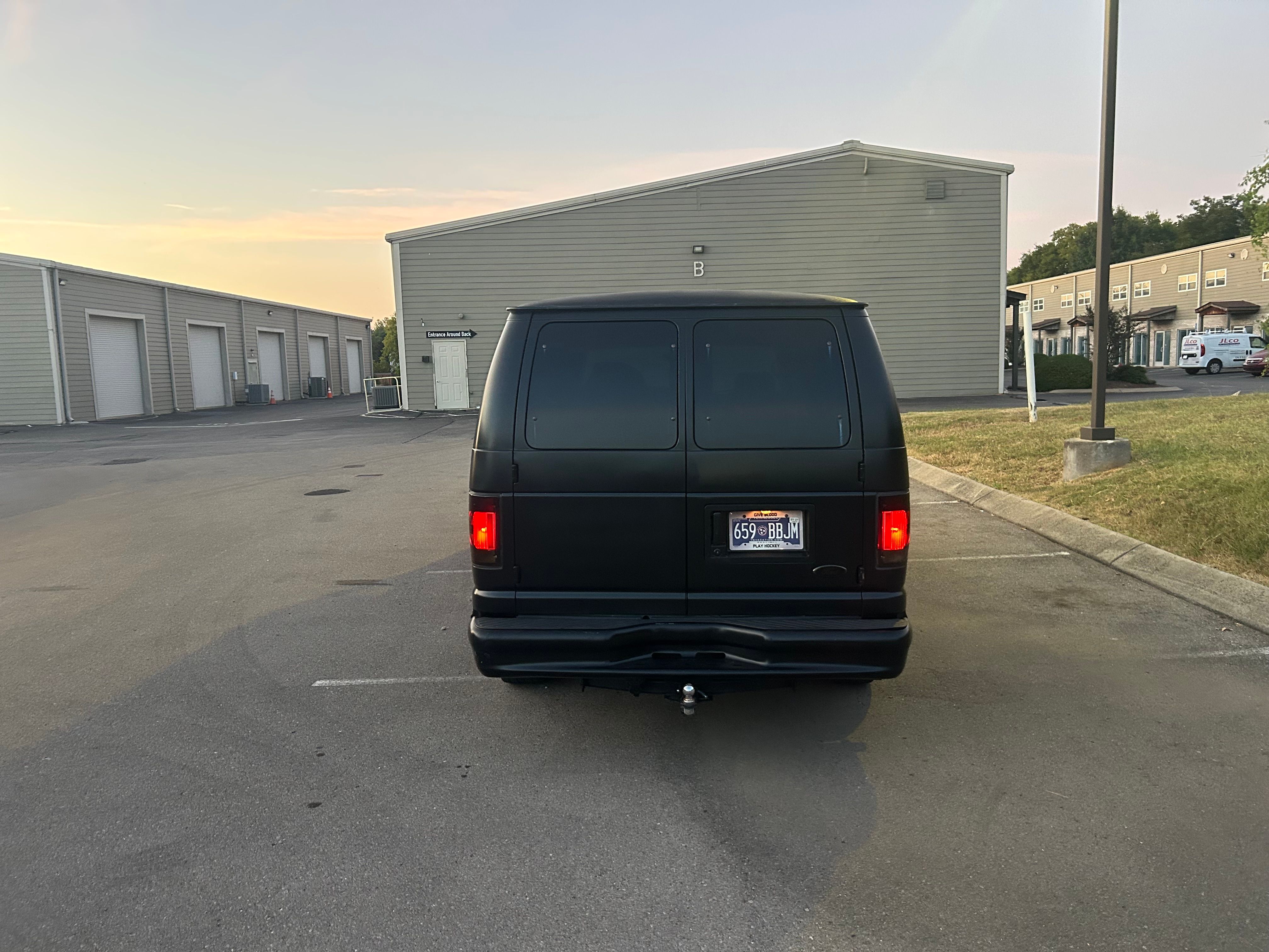 Used 2001 Ford E-150 and Econoline 150 Wagon RWD image 1