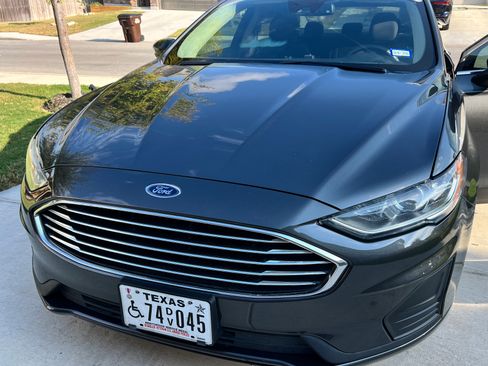 Used 2020 Ford Fusion SE FWD image 4