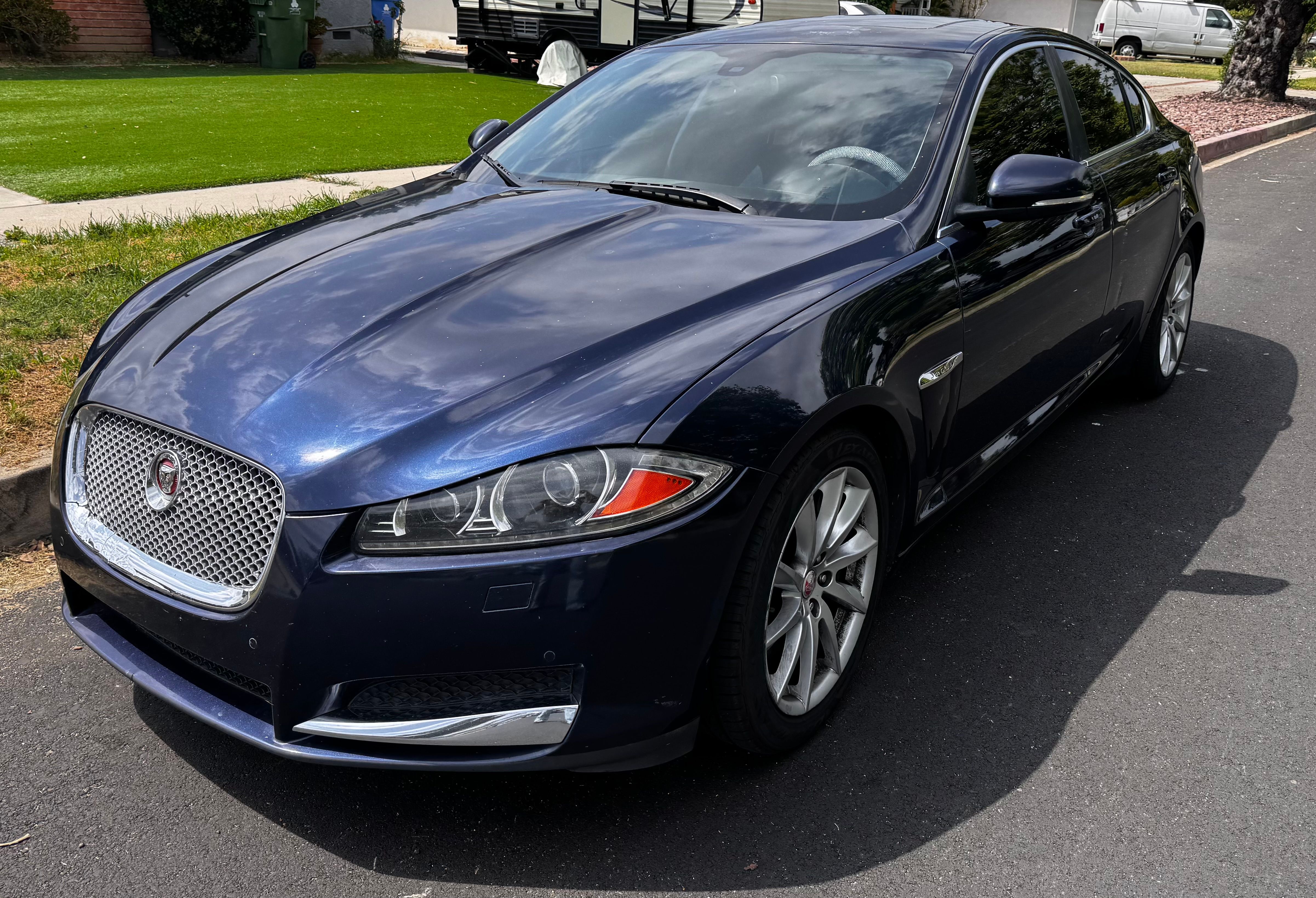 Used 2015 Jaguar XF Premium RWD image 1