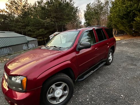 Used 2008 Chevrolet TrailBlazer LT w/ Sun And Sound Package image 2