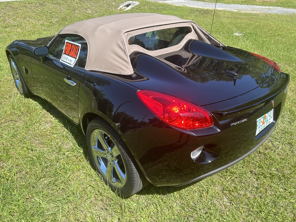 Used 2007 Pontiac Solstice Convertible RWD image 2