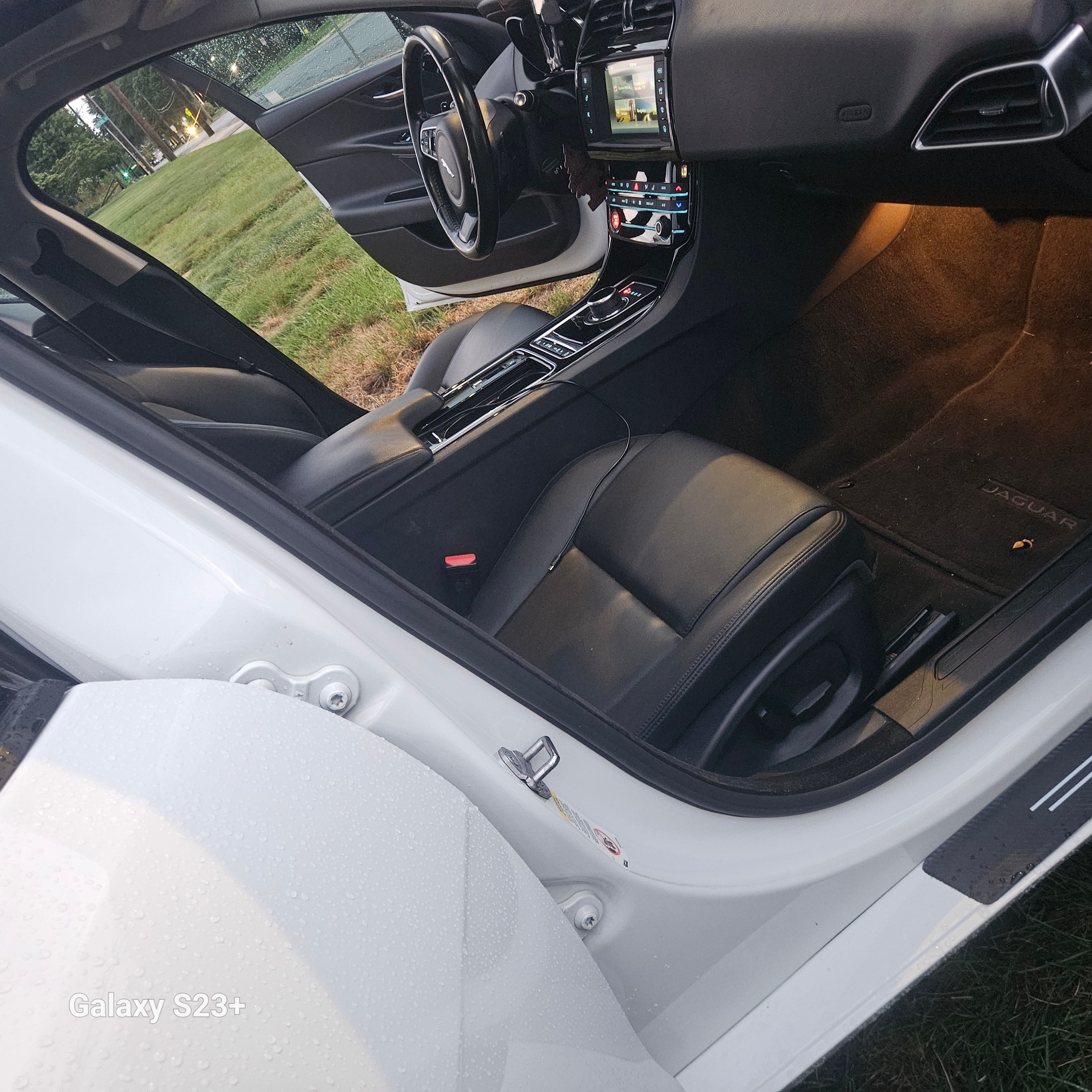 Used 2018 Jaguar XE RWD image 17