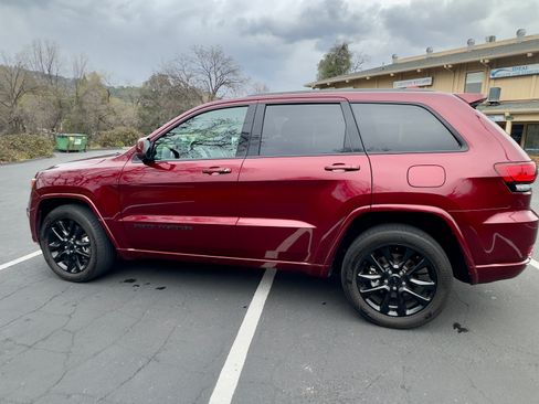 Used 2021 Jeep Grand Cherokee Laredo X image 6