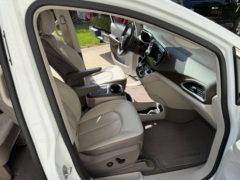 Used 2017 Chrysler Pacifica Touring-L Plus w/ Advanced Safetytec Group FWD image 18