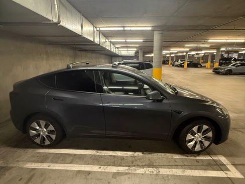 Used 2023 Tesla Model Y 2WD image 5