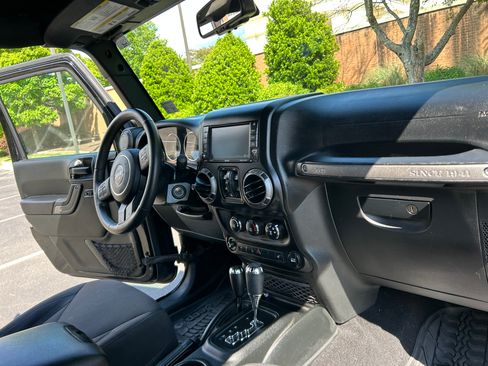 Used 2018 Jeep Wrangler Unlimited Sport S AWD/4WD image 8
