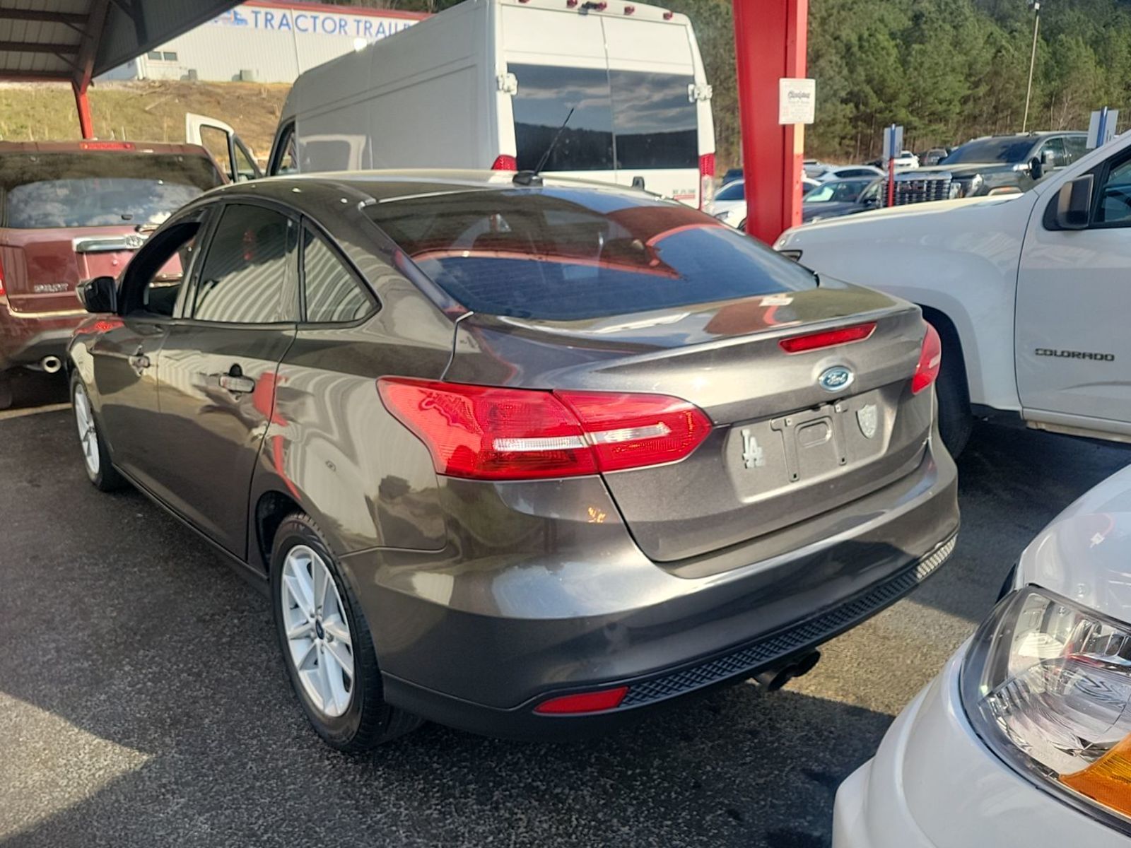 Used 2018 Ford Focus SE FWD image 2