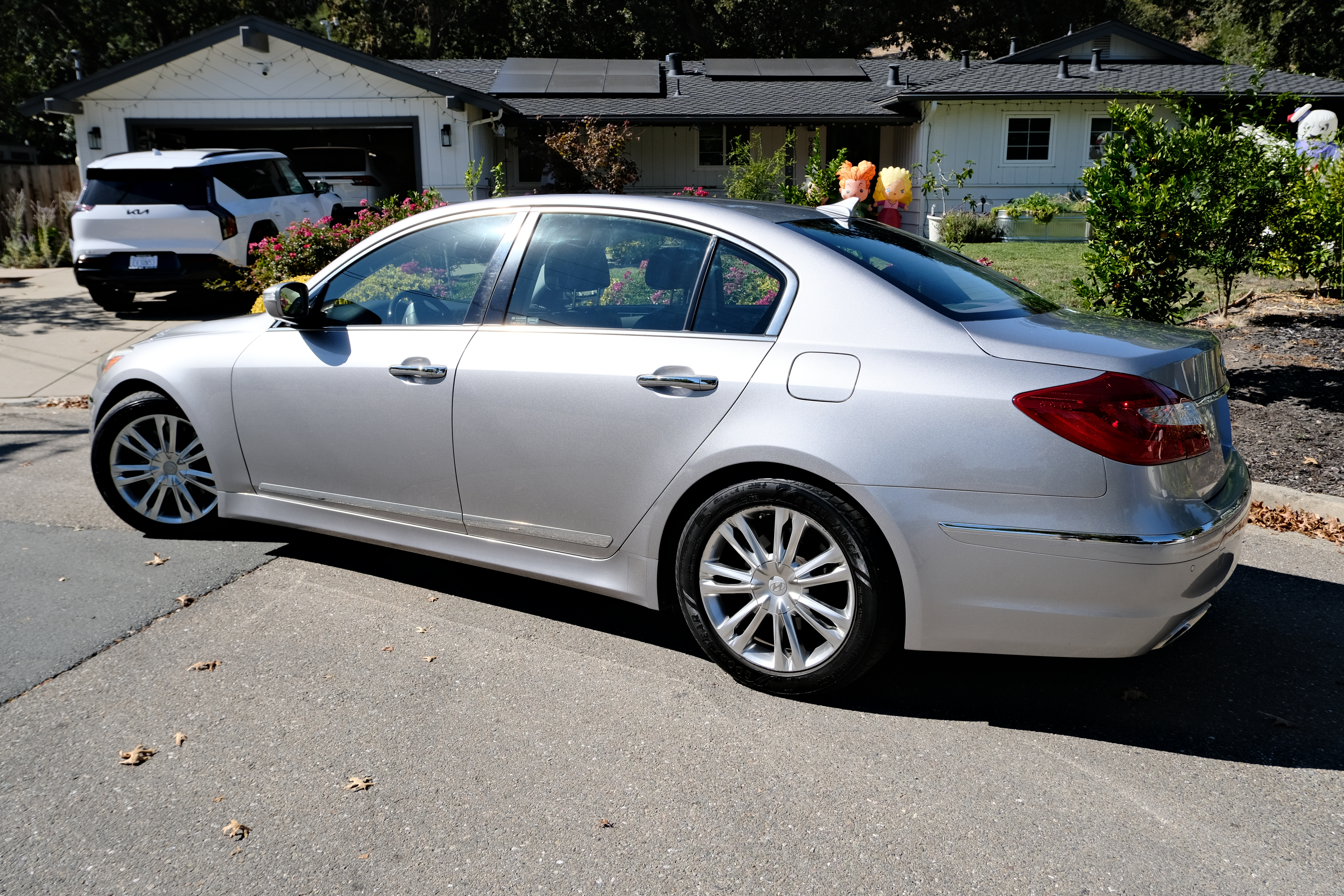 Used 2012 Hyundai Genesis 4.6 RWD image 2