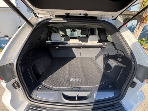 Used 2017 Jeep Grand Cherokee Summit image 12