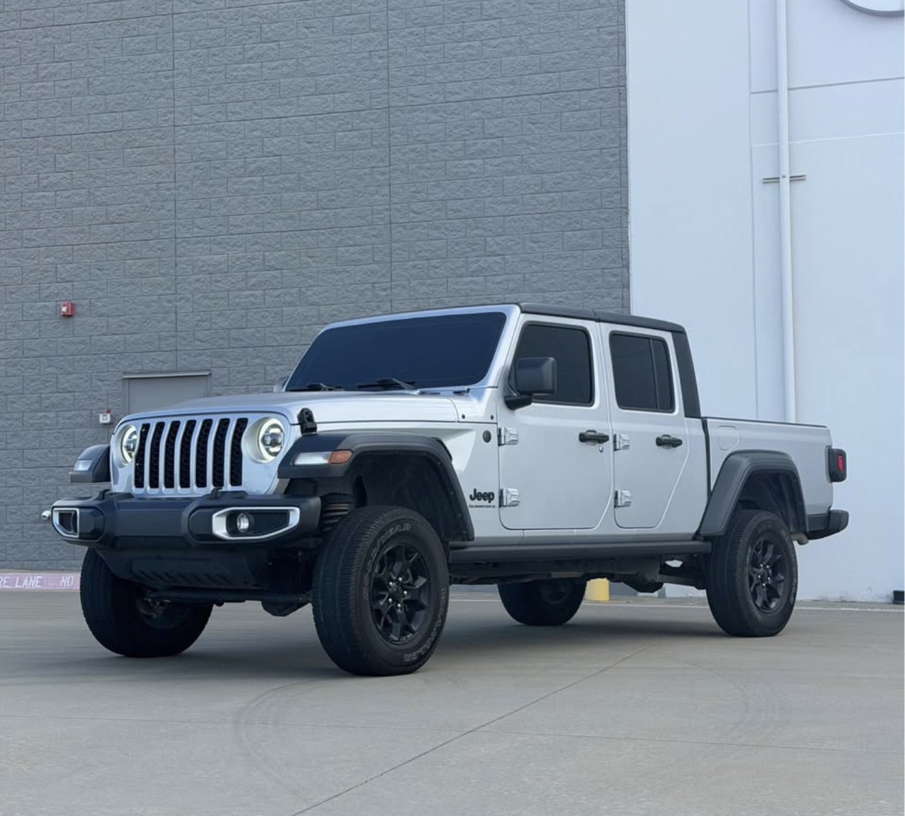 Used 2023 Jeep Gladiator Sport AWD/4WD image 1