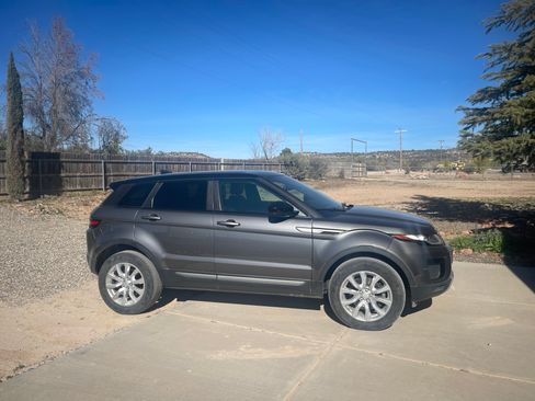 Used 2018 Land Rover Range Rover Evoque SE image 10