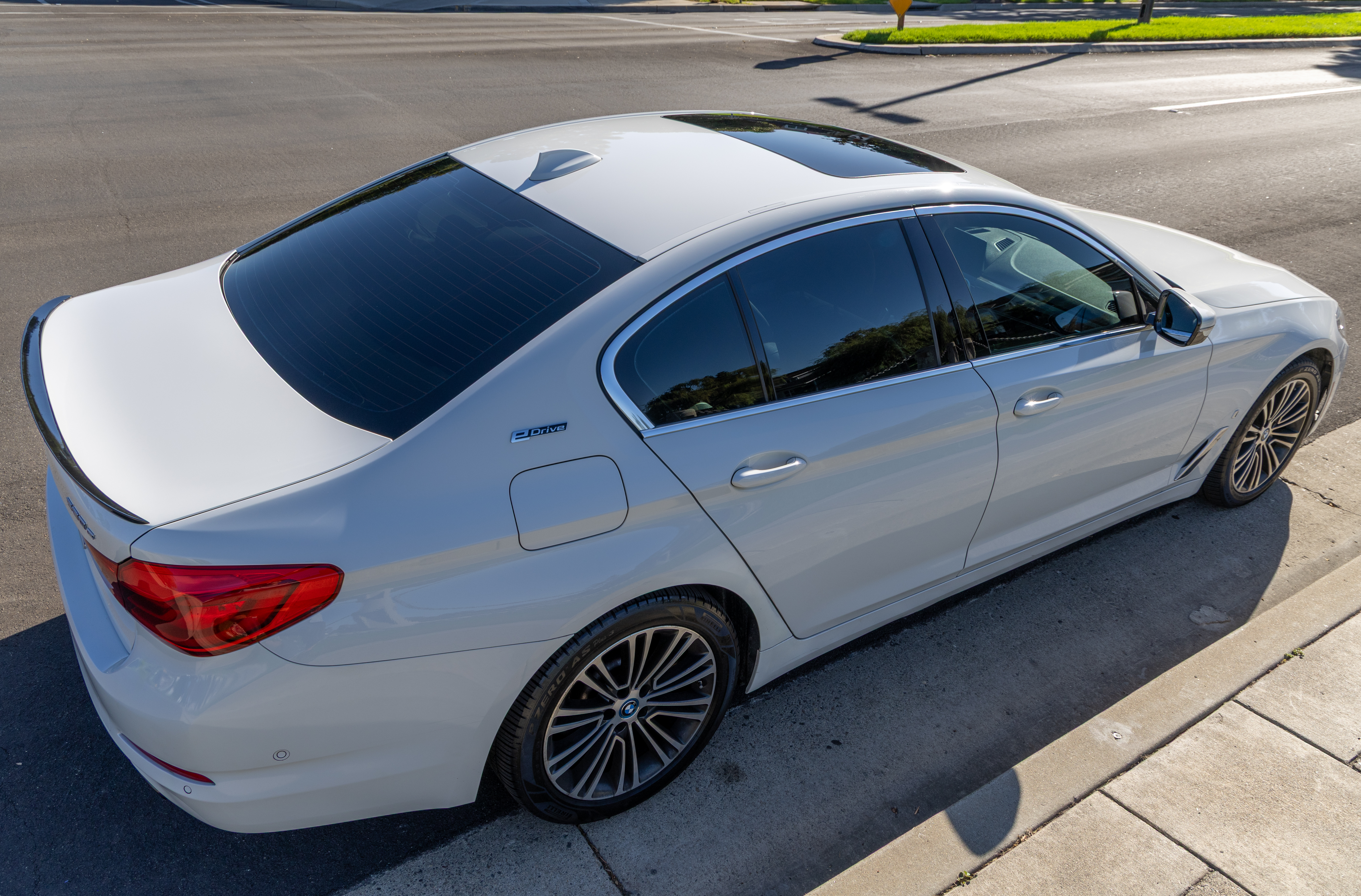 Used 2019 BMW 530e w/ Premium Package RWD image 29