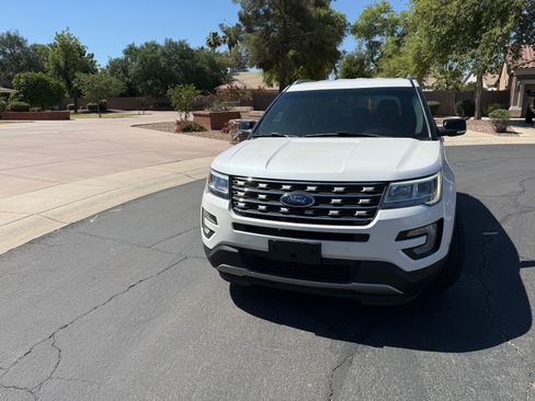 Used 2017 Ford Explorer XLT w/ Equipment Group 202A FWD image 4