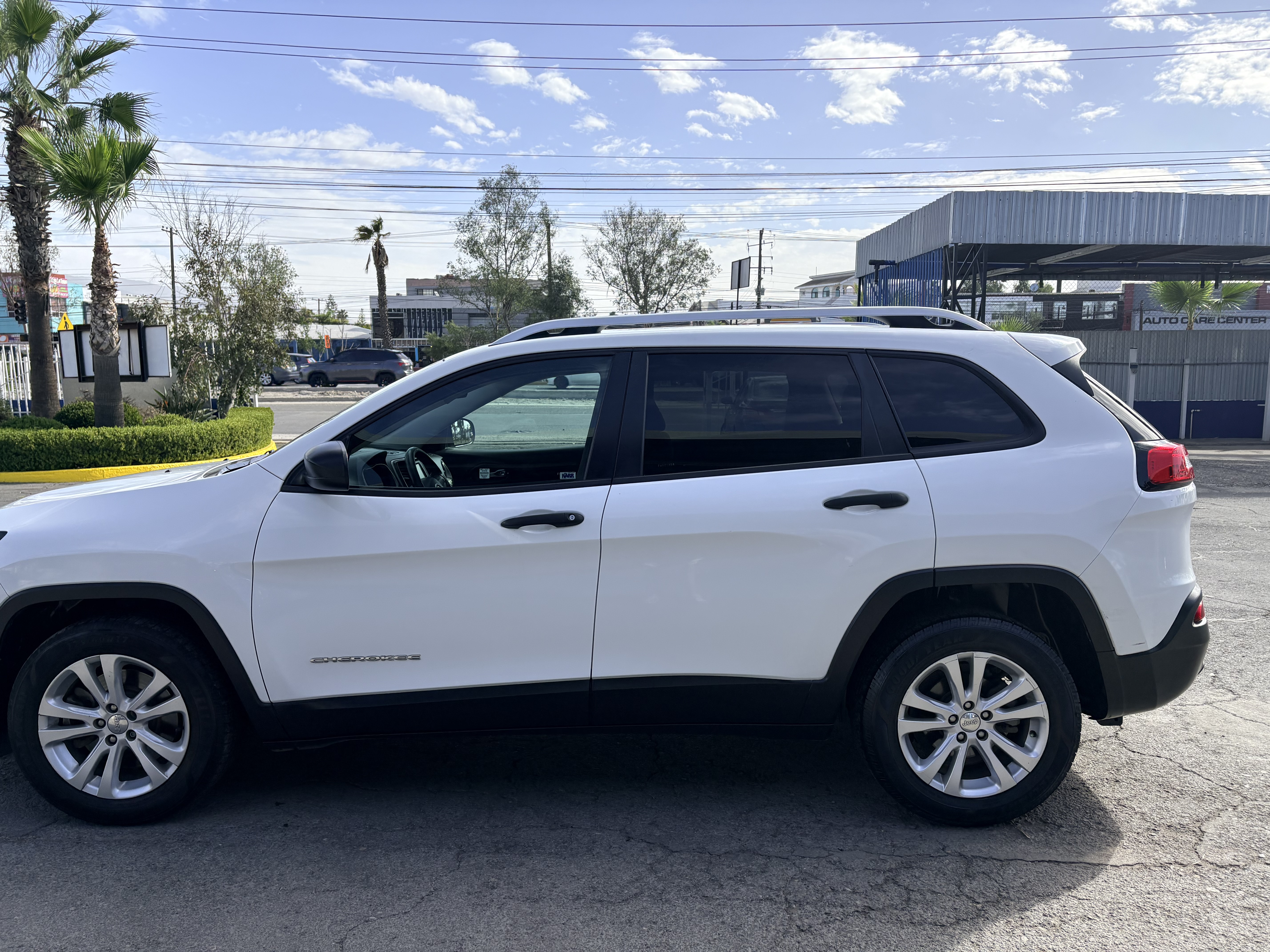 Used 2015 Jeep Cherokee Sport FWD image 11