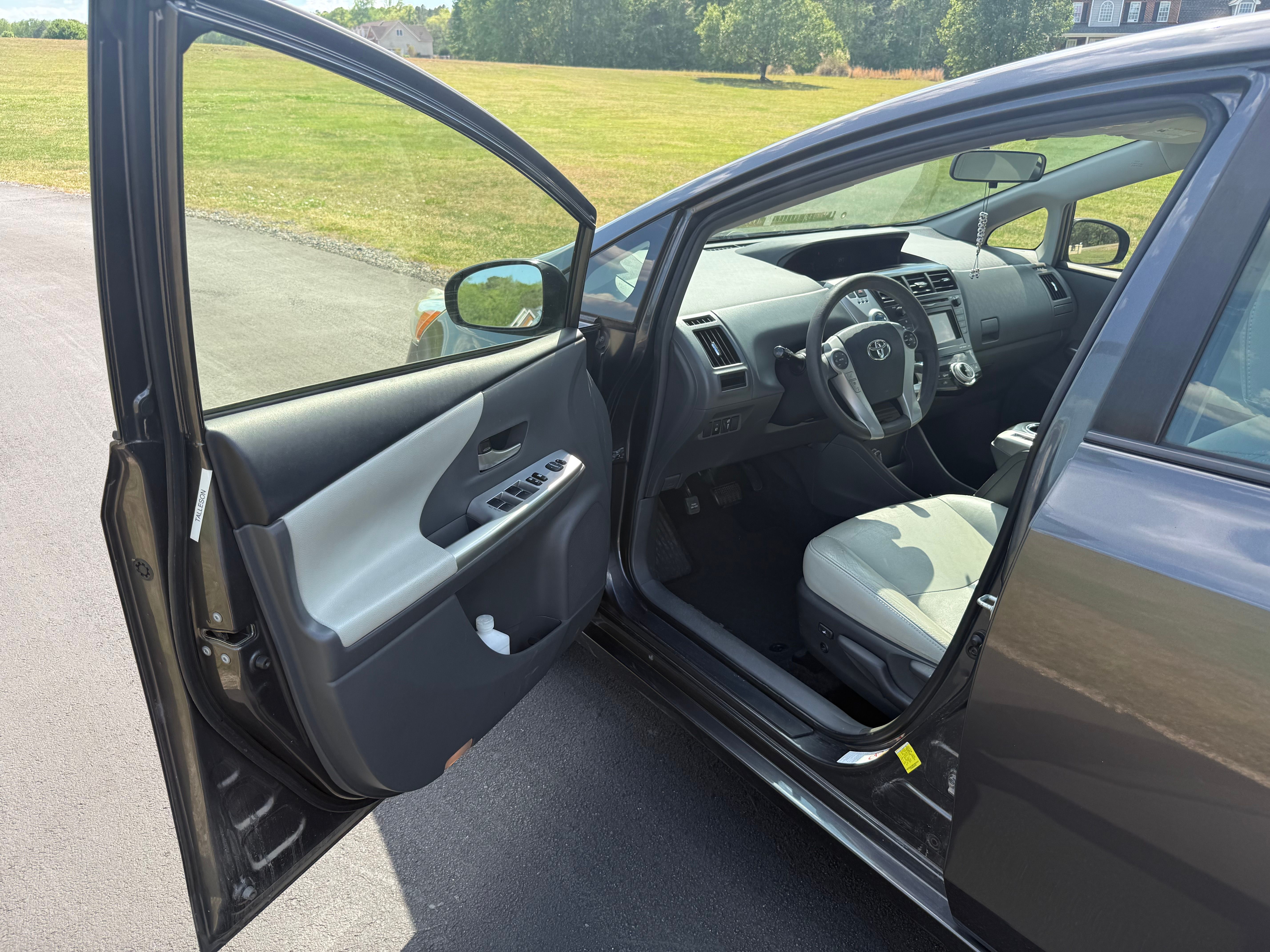 Used 2014 Toyota Prius V Three FWD image 9