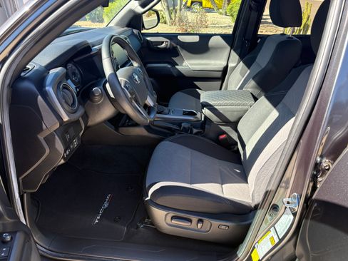 Used 2023 Toyota Tacoma TRD Off-Road image 5