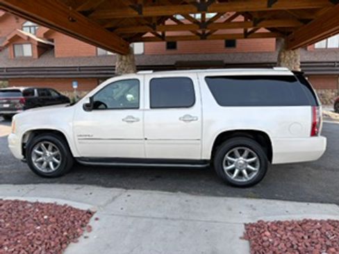 Used 2011 GMC Yukon XL Denali AWD/4WD image 1