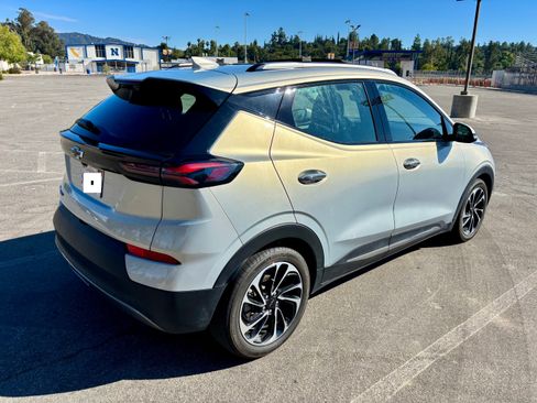 Used 2022 Chevrolet Bolt EUV Premier w/ Sun & Sound Package FWD image 9