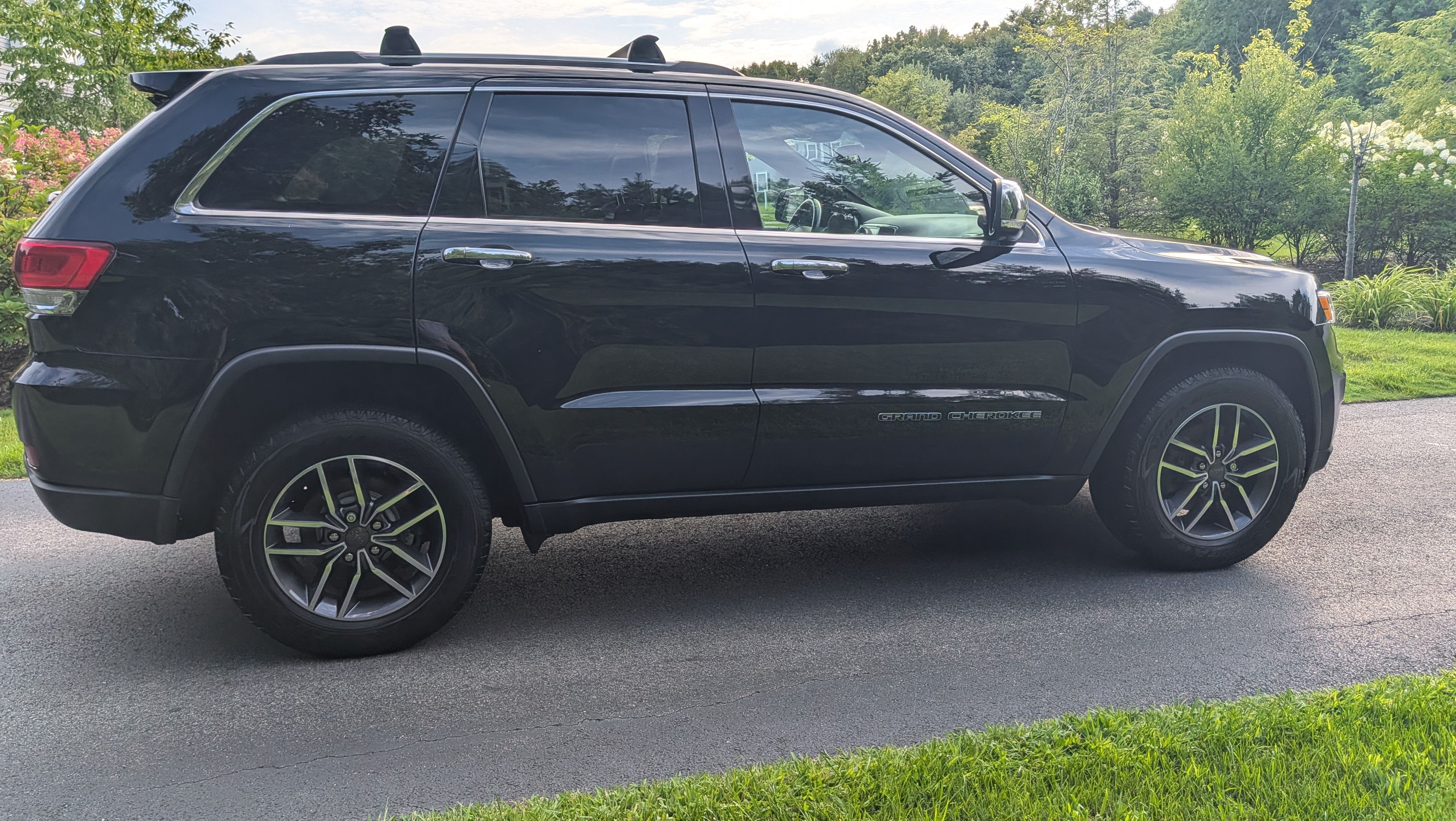 Used 2019 Jeep Grand Cherokee Limited AWD/4WD image 6