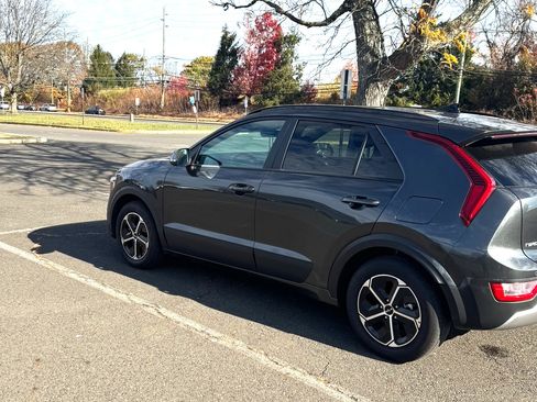 Used 2025 Kia Niro EX image 21