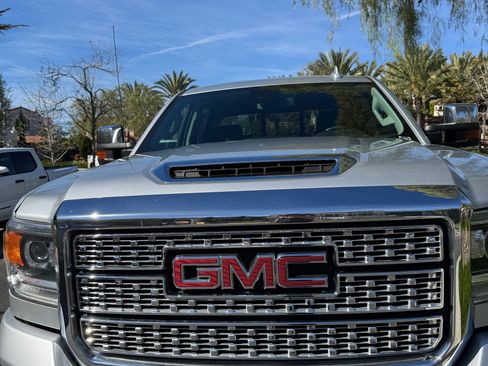 Used 2018 GMC Sierra 2500 Denali w/ Duramax Plus Package image 2