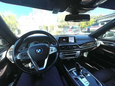 Used 2017 BMW 740i image 10