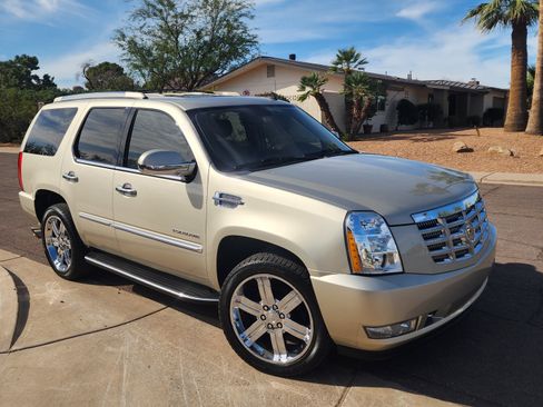 Used 2013 Cadillac Escalade Luxury image 1